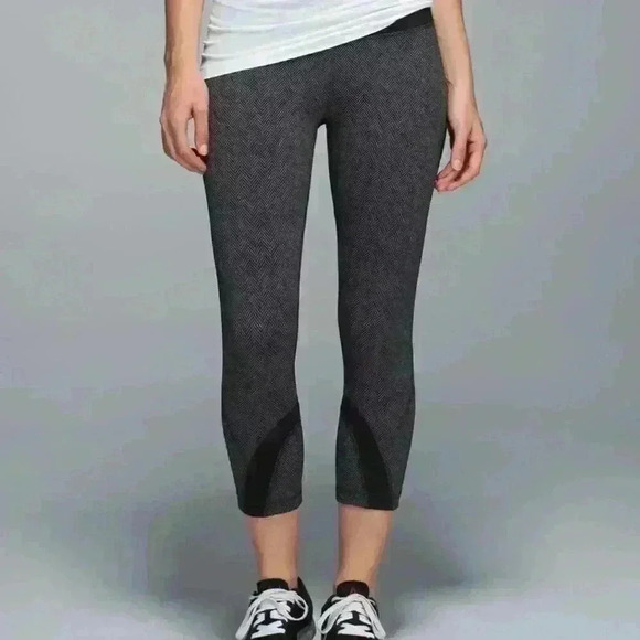 **Lululemon** Inspire Crop II - Luxtreme Herringbone in Heathered Black - Size 6 - Picture 6 of 9